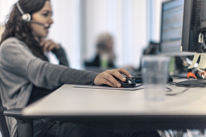 ZUM 13. FRAUENKONGRESS DES SGB STELLEN WIR IHNEN HEUTE, 19. JANUAR 2018, FOLGENDES BILDMATERIAL ZUR VERFUEGUNG - Eine Mitarbeiterin des Swisscom Call Centers gibt am Telefon Auskunft, aufgenommen am 1 ...