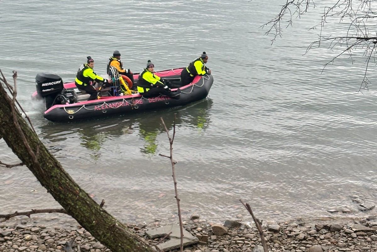 Members of the Alexandria Fire Department search for wreckage from the crash near Ronald Reagan Washington National Airport along the Potomac River in Alexandria, Va., Friday, Jan. 31, 2025. (AP Photo ...