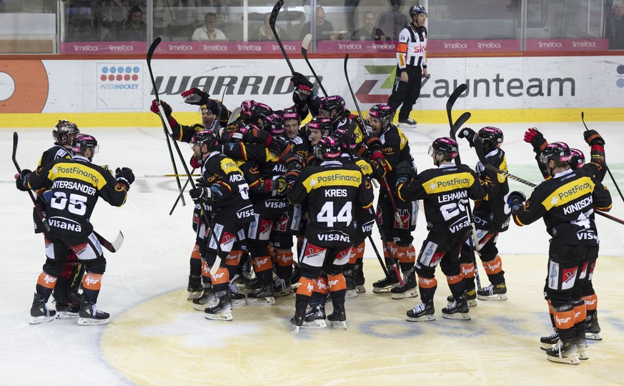 KEYPIX - Berns Spieler feiern den Treffer zum 3-2 im dritten Playoff Viertefinal Spiel der Eishockey National League zwischen SC Bern, SCB, und Fribourg-Gotteron, HCFG, vom Dienstag, 18. Maerz 2025 in ...