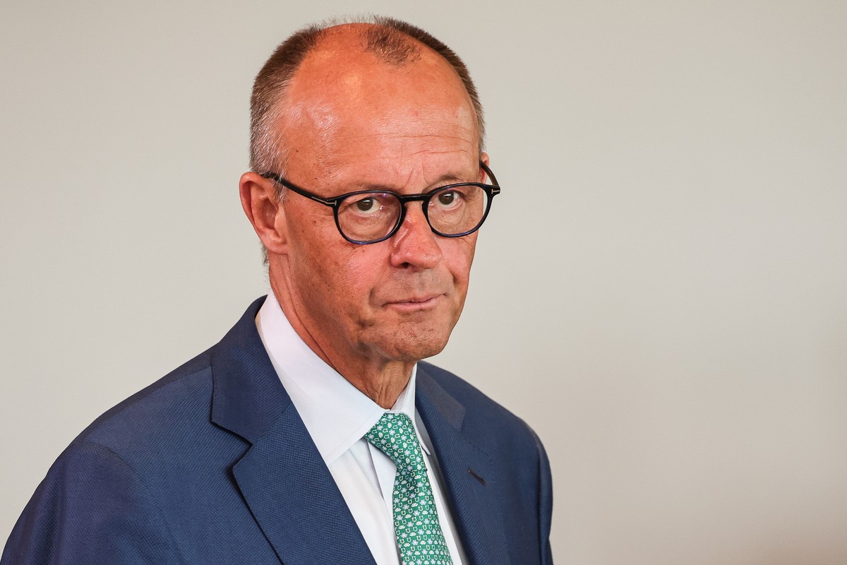 epa13125994 German Chancellor Friedrich Merz attends a meeting of the German government's cabinet in Berlin, Germany, 22 July 2026. EPA/FILIP SINGER