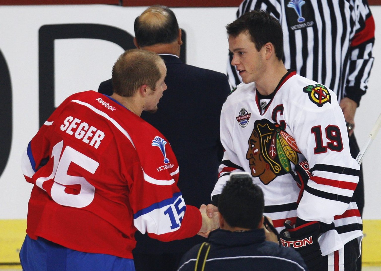 Die Kapitaene beider Teams, Mathias Seger von den ZSC Lions, links, und Jonathan Toews von den Chicago Blackhawks, rechts, reichen sich die Haende, vor dem Victoria Cup Spiel am Dienstag, 29. Septembe ...