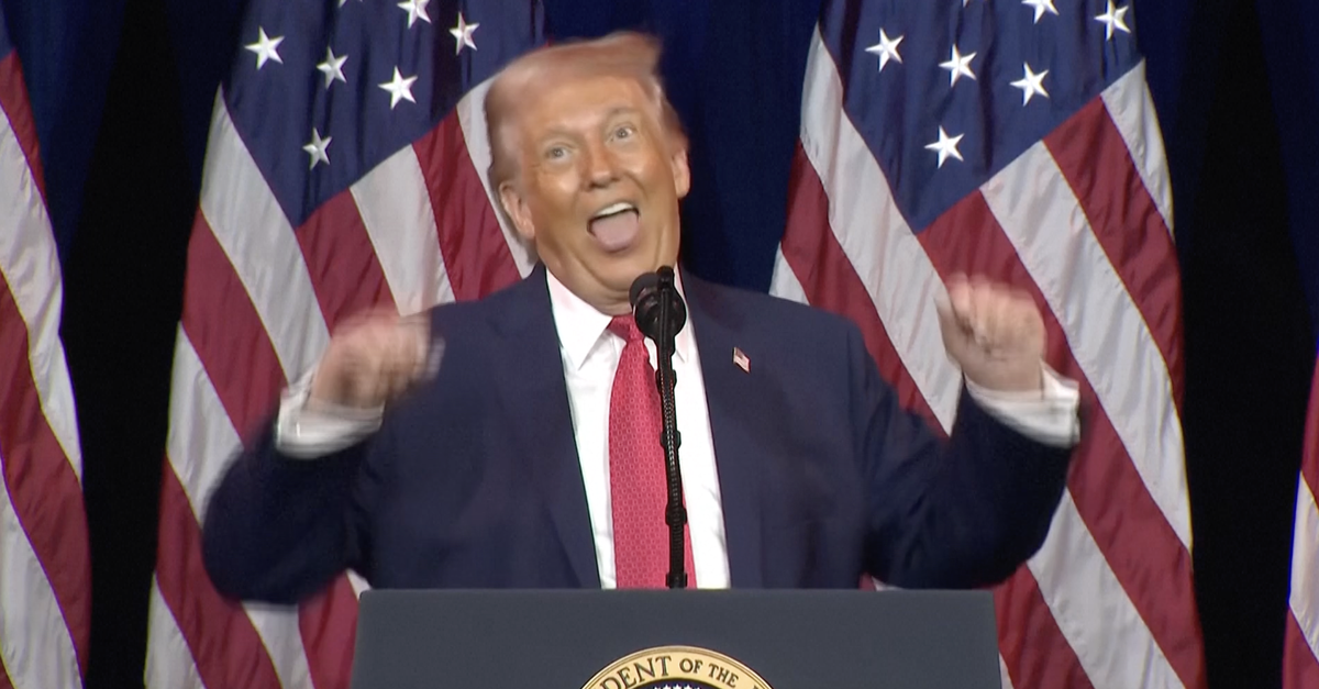 Trump blödelt bei Rede rum und bringt Simultanübersetzer ins Schwitzen