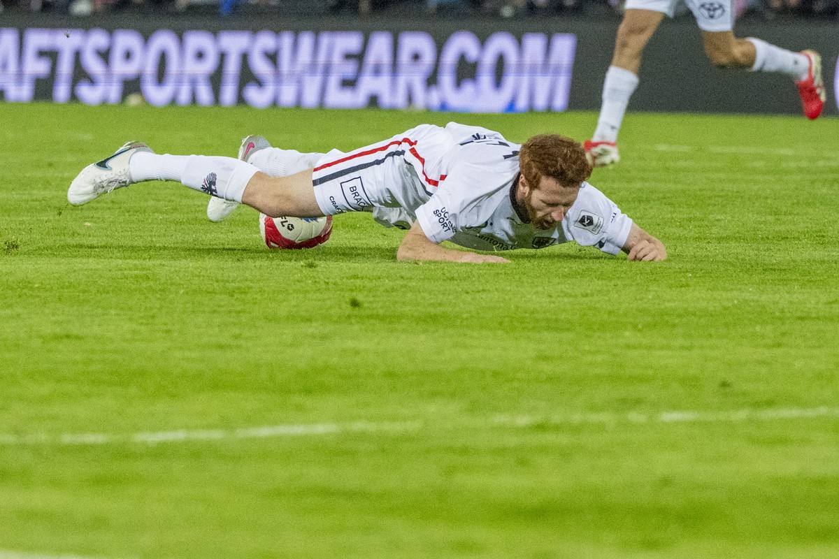 Serge Mueller von Aarau beim Super League und Challenge League Meisterschaftsspiel zwischen dem FC Aarau und dem FC Yverdon vom Freitag, 15. Mai 2026 in Aarau. (KEYSTONE/Urs Flueeler)