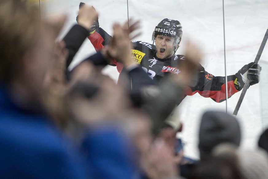 Berns Simon Bodenmann jubelt nach den 2:0, waehrend dem Eishockey National League Spiel zwischen dem SC Bern und dem EV Zug, am Samstag, 3. Februar 2018, in der PostFinance Arena in Bern. (KEYSTONE/Ma ...