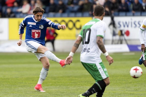 Der Luzerner Hekuran Kryeziu, links, trifft zum 1:0 im Fussball Meisterschaftsspiel der Super League zwischen dem FC Luzern und dem FC St. Gallen in der Swissporarena in Luzern, am Montag, 17. April 2 ...