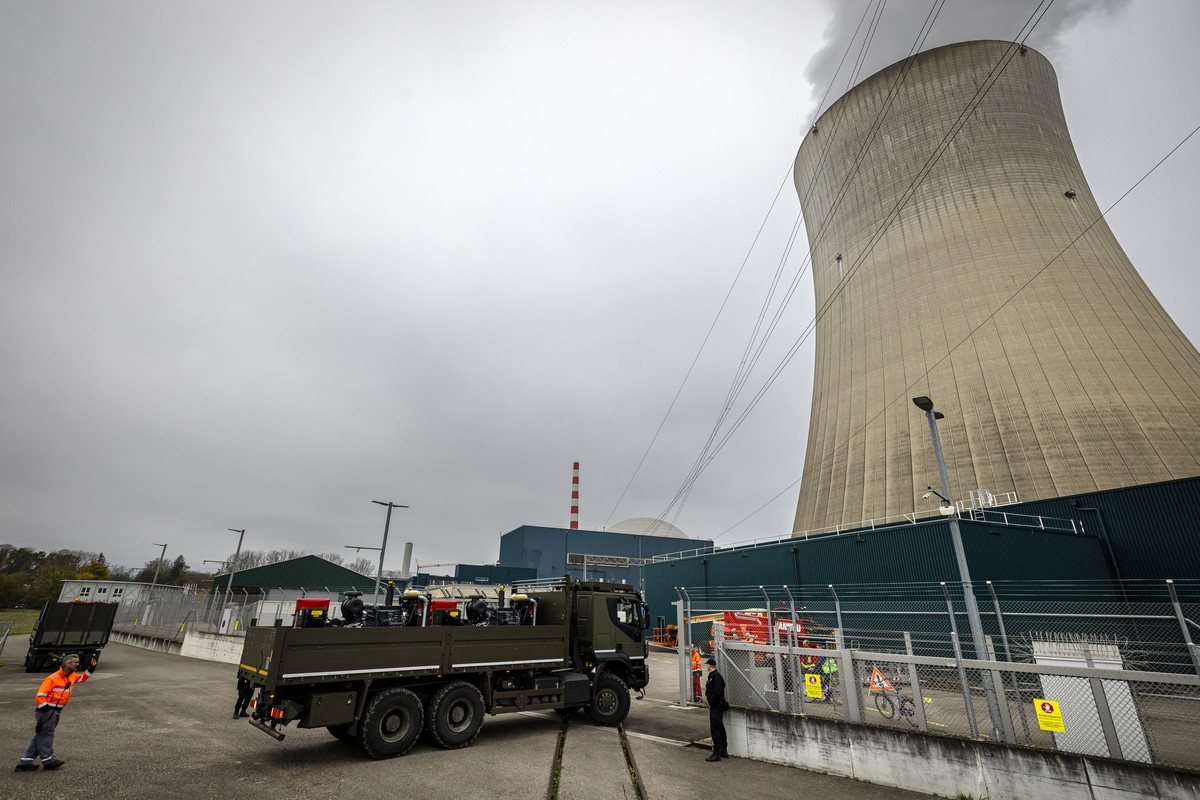 Ein Lastwagen der Schweizer Armee transportiert Notstrom Generatoren und Loeschmaterial in die Sicherheitszone des Atomkraftwerks Goesgen zu, waehrend der Gesamtnotfalluebung 2024, am Dienstag, 5. Nov ...