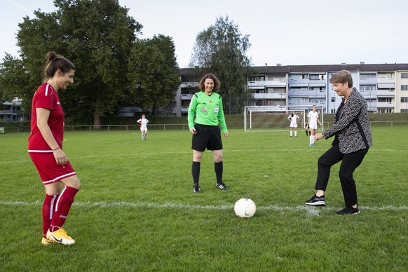 Bundesraetin Viola Amherd, rechts, und Flavia Wasserfallen, Nationalraetin SP-BE, beim offiziellen Kickoff zu einem Fussballspiel zwischen dem FC Helvetia, ein Team bestehend aus Parlamentarierinnen d ...