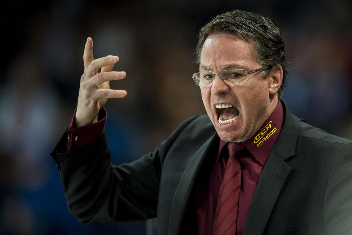 Servette-Coach Chris McSorley im dritten Playoff-Halbfinalspiel der National League A zwischen den ZSC Lions und dem Geneve-Servette HC am Dienstag, 1. April 2014, im Hallenstadion in Zuerich. (KEYSTO ...