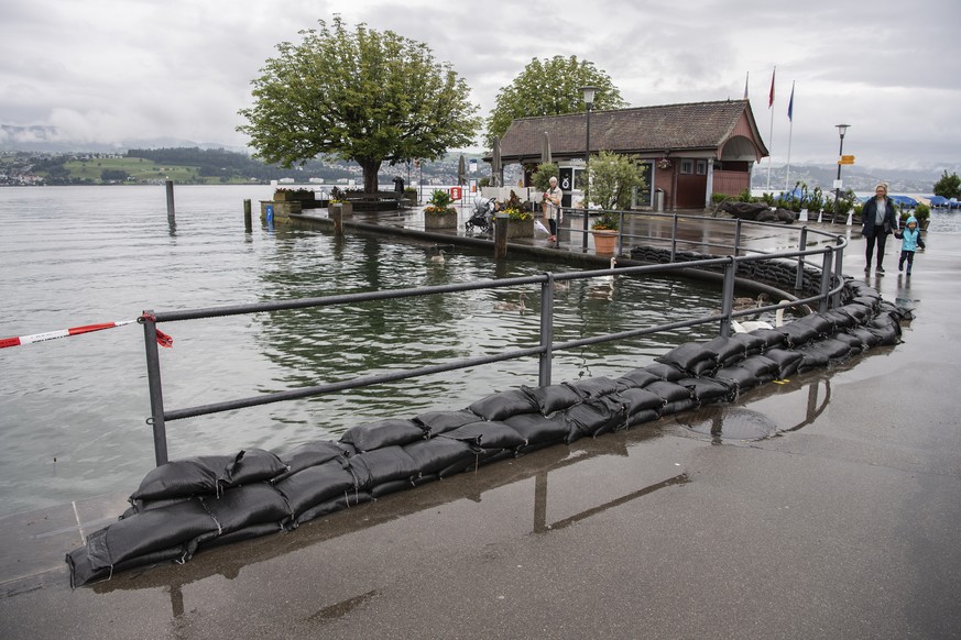 Sandsaecke sichern das Ufer vom Hochwasser im Zuerichsee, aufgenommen am Mittwoch, 14. Juli 2021 in Staefa. (KEYSTONE/Ennio Leanza).