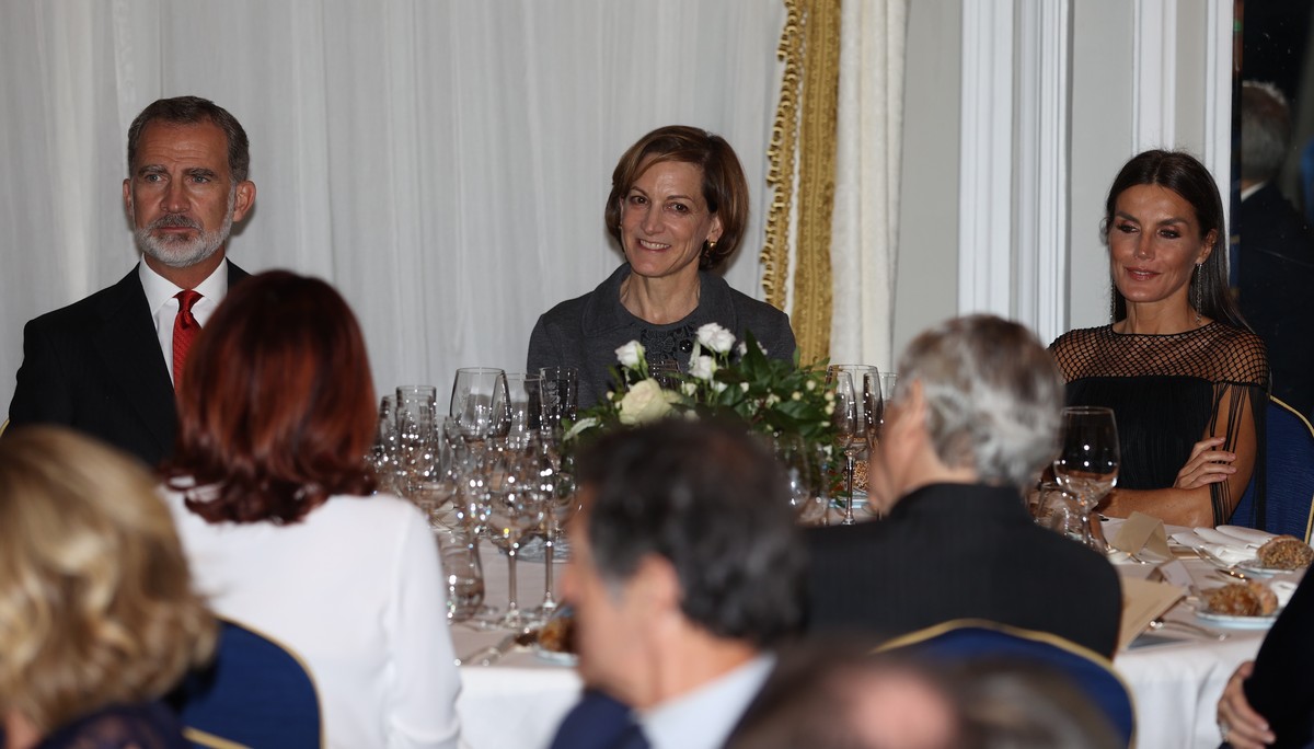 epa09547776 Spain's King Felipe VI (L) and Queen Letizia (R) chair the gala ceremony of the 'Francisco Cerecedo' journalistic awards, handed over to US journalist and historian Anne App ...