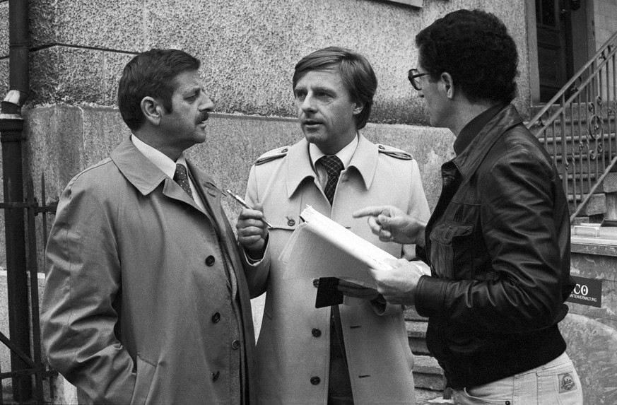 Walo Lueoend (links), Emil Steinberger (mitte) und Rolf Lyssy (rechts) besprechen am 17. Juni 1978 waehrend den Dreharbeiten zu dem Film &quot;Die Schweizermacher&quot; in Zuerich ein Filmszene. (KEYS ...