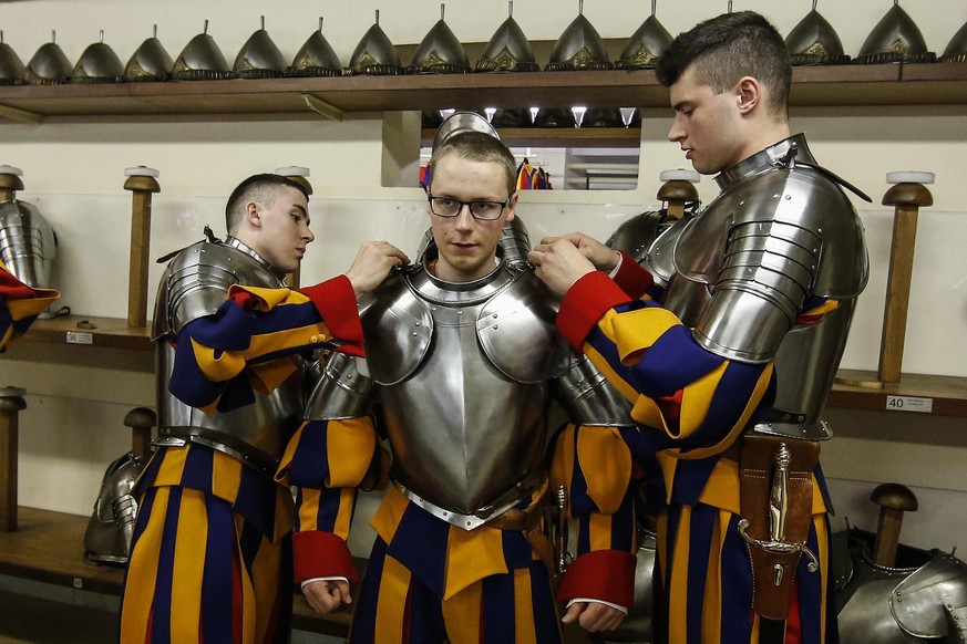 epaselect epa06715355 The new recruits of the Vaticans Swiss Guards prepare for the swearing-in ceremony at the Vatican, 06 May 2918. EPA/FABIO FRUSTACI