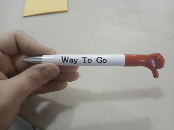Lustige Fails, Stift mit Daumen runter