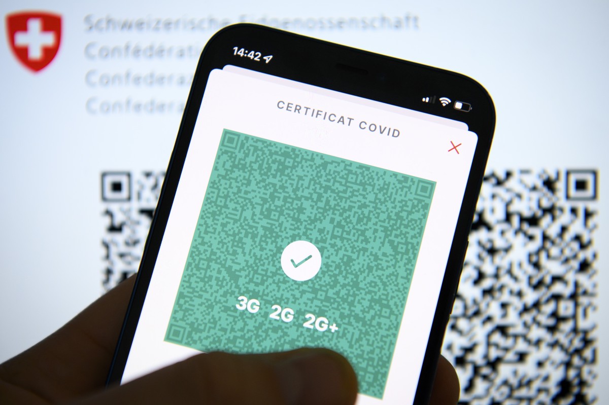 Une personne tient dans sa main un smartphone avec l'application Certificat Covid suisse et son code QR indiquant 3G, 2G et 2G+ ce mercredi 12 janvier 2022 a Lausanne. (KEYSTONE/Laurent Gillieron ...