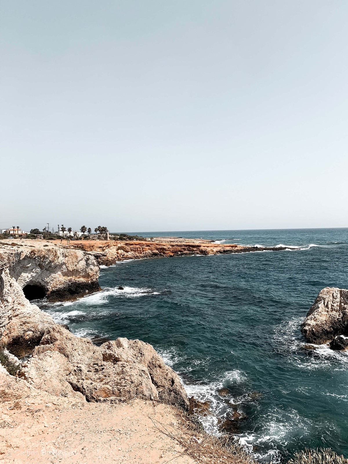 Die Insel besitzt zahlreiche Felsformationen im Meer.