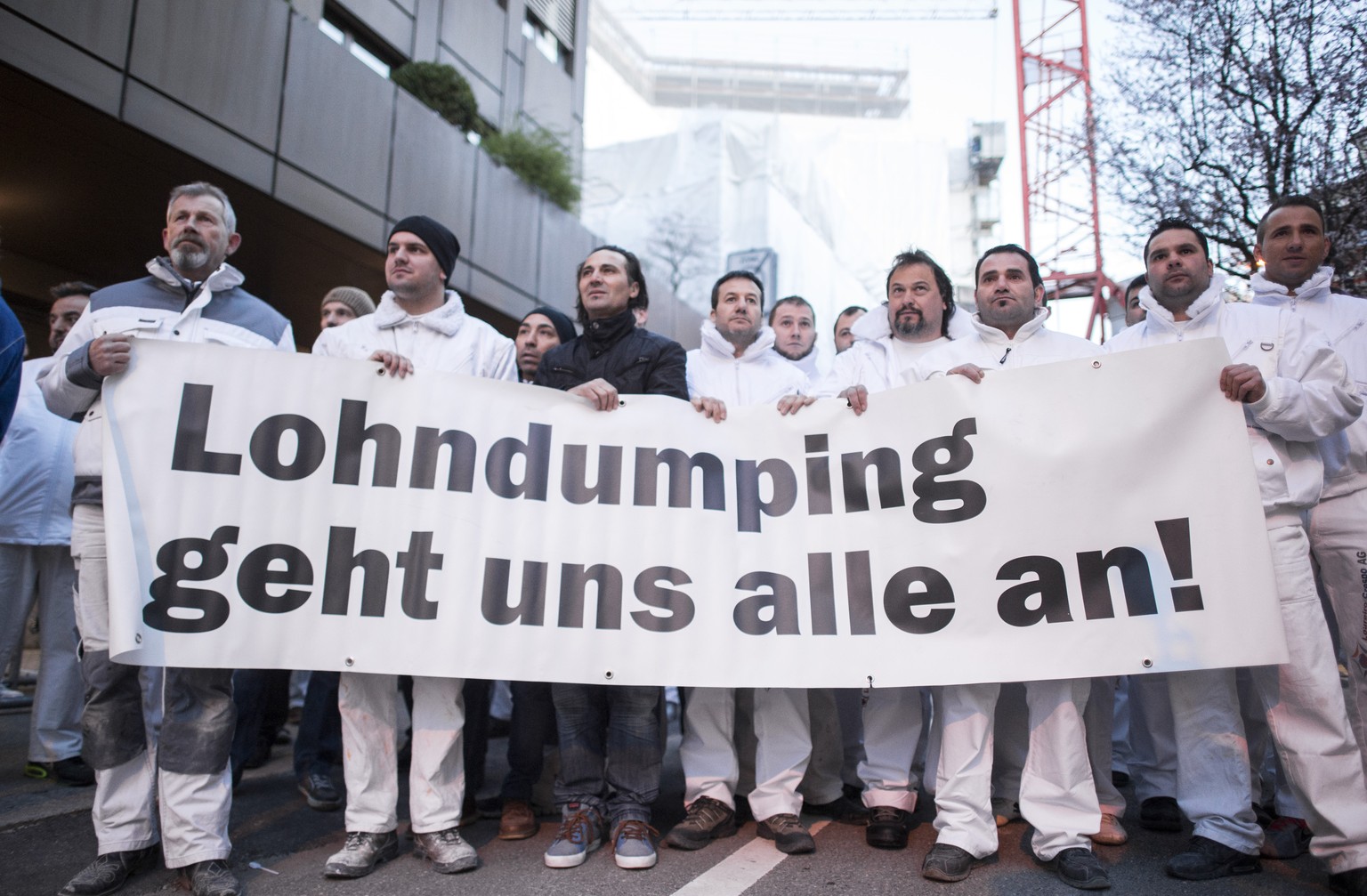 Gipser demonstrieren mit der Gewerkschaft Unia gegen Lohndumping bei der Gipserfirma Goger-Swiss auf der FIFA Baustelle, am Mittwoch, 8. April 2015, in Zuerich. (KEYSTONE/Ennio Leanza)