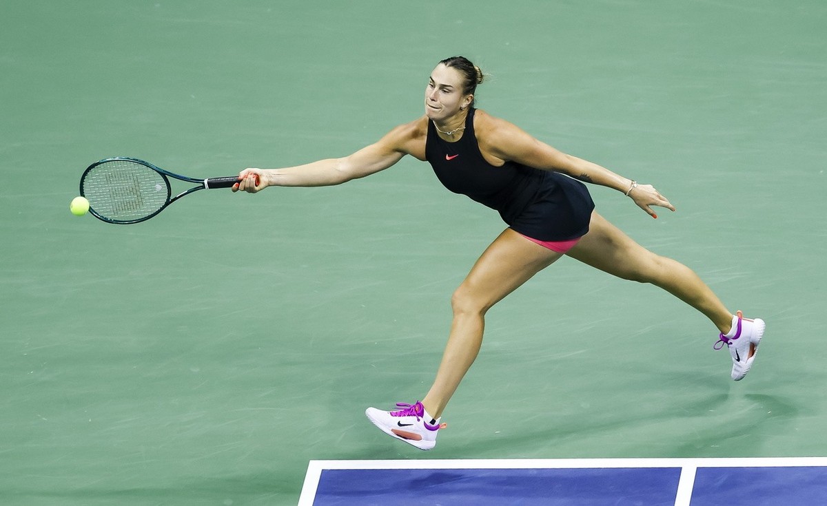 epa11588517 Aryna Sabalenka of Belarus hits a return to Emma Navarro of the US during their semifinal match at the US Open Tennis Championships at the USTA Billie Jean King National Tennis Center in F ...