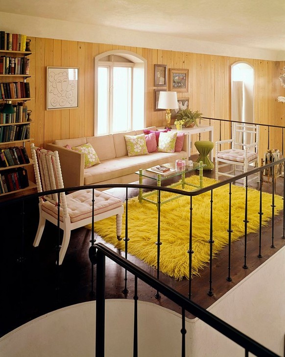 1. Juni 1968 - Summer at Home the Cool Serene Look - antiquarians-collectors-designers, Mr. and Mrs. Walter Dessauer's summer house in Water Mill, NY, by architect Richard Craig: the balcony, wit ...
