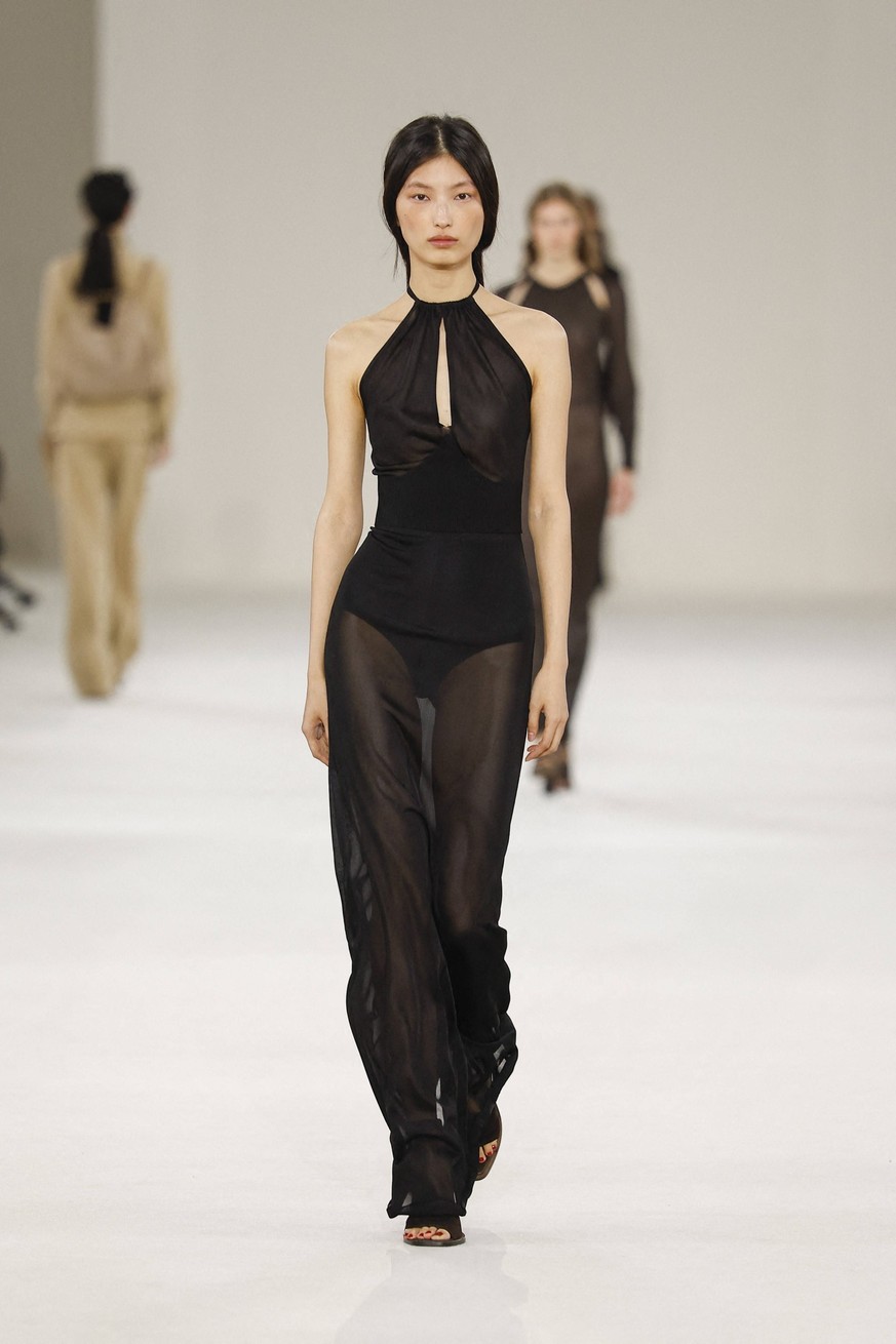 Runway at the Max Mara fashion show during Milan Fashion Week Women s Spring/Summer 2027 on September 24, 2026, in Milan, Italy Bestimage Milan, Italy PUBLICATIONxNOTxINxFRAxUKxUSAxAUSxBEL Copyright:  ...