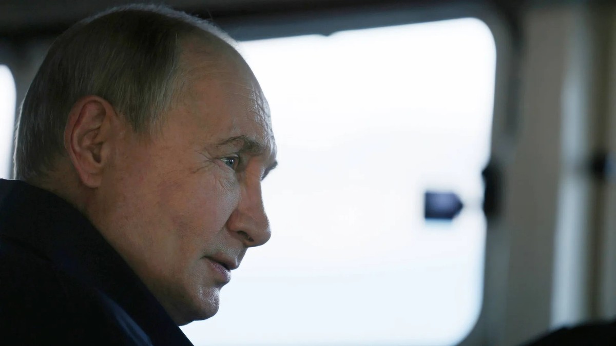 Vladimir Poutine sur le pont d'un navire. (Photo d'archive)