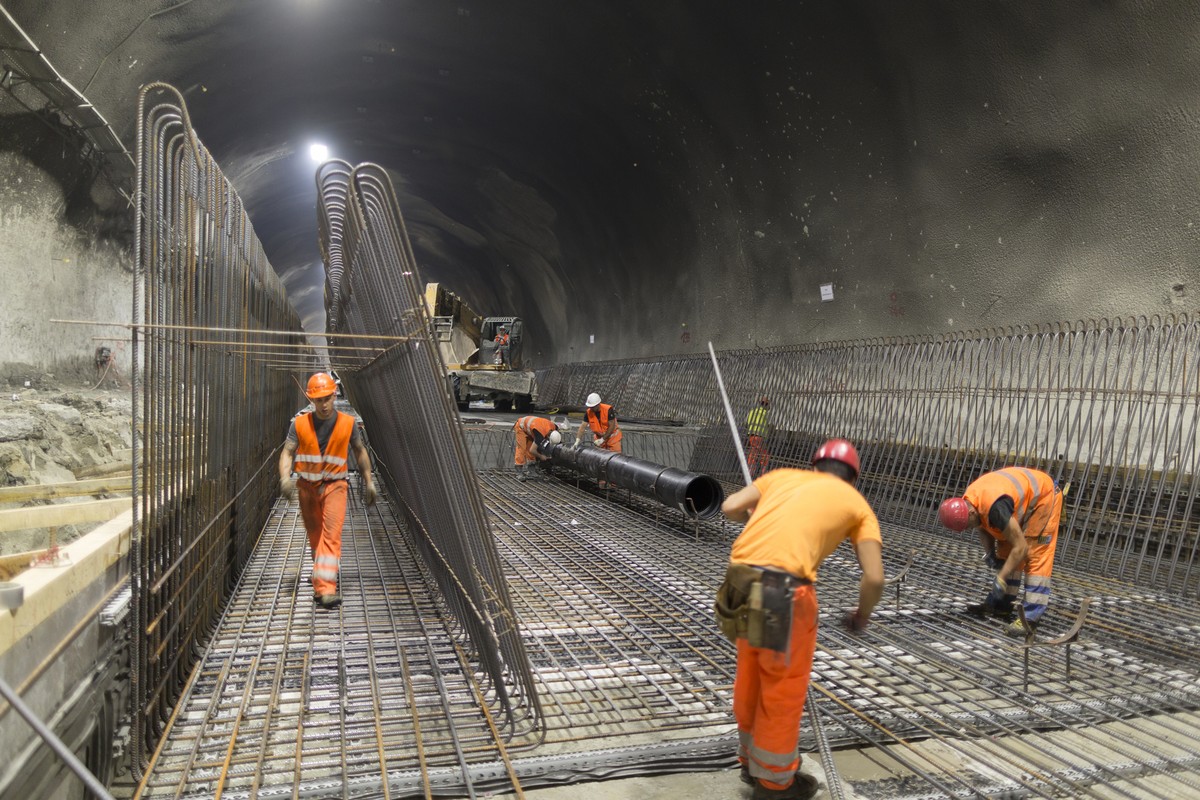 ZUM 1. JAHRESTAG DER EROEFFNUNG DES GOTTHARD-BASISTUNNELS AM DONNERSTAG, 1. JUNI 2017, STELLEN WIR IHNEN FOLGENDES BILDMATERIAL ZUR VERFUEGUNG - Workers lay reinforcement steel before concreting, pict ...
