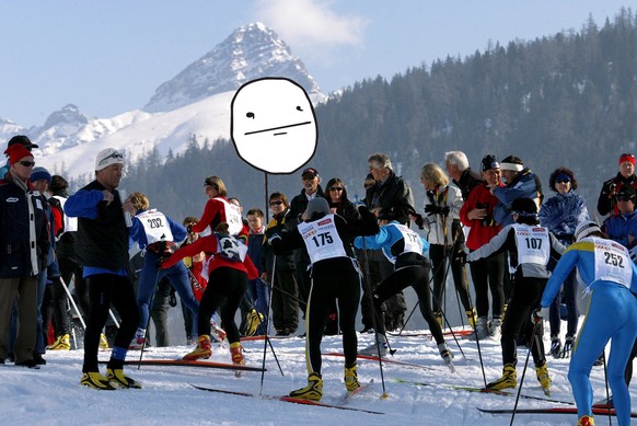 Teilnehmerinnen des Engadiner Frauenlaufes unterwegs in den Golanhoehen bei Zuoz, am Sonntag, 2. Maerz 2003. Rund 950 Frauen aus 12 Nationen starteten am Sonntag zum 4. Engadiner Frauenlauf auf der Or ...