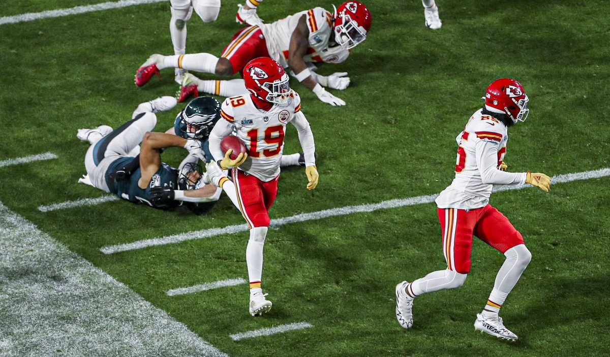 February 12, 2023, Glendale, Arizona, USA: Kansas City Chiefs wide receiver Kadarius Toney 19 looks for his next block on a 65-yard punt return against the Philadelphia Eagles in the fourth quarter of ...
