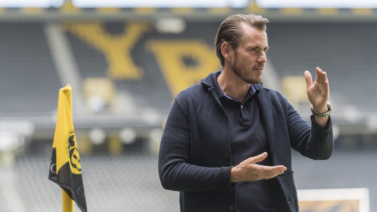 Wanja Greuel, CEO von YB, spricht zu Medienleuten waehrend der praesentation der gelben Stuehle auf der Gegentribuene, die den Schriftzug