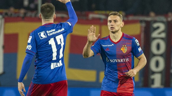 Der Basler Fedor Chalov, rechts, bejubelt seinen Ausgleich zum 2:2, waehrend dem Fussball Meisterschaftsspiel der Super League zwischen dem FC Basel und dem FC St. Gallen im St. Jakob Park Station in  ...