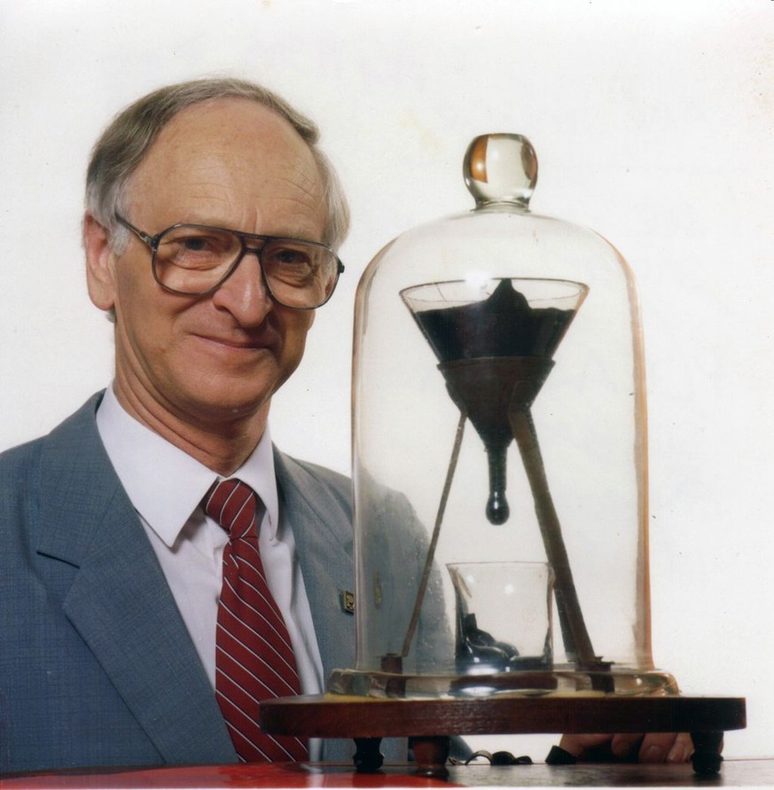 Pechtropfenexperiment mit John Mainstone (1990)
Von John Mainstone, University of Queensland - John Mainstone, CC BY-SA 3.0, https://commons.wikimedia.org/w/index.php?curid=2154211