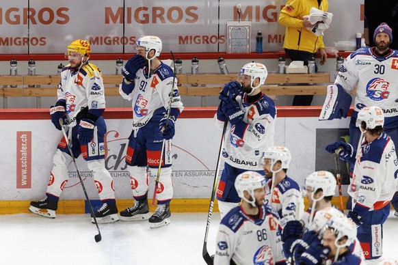 Les joueurs des ZSC Lions reagissent apres avoir perdu contre l&#039;equipe du Lausanne HC, lors du 6eme match de la finale de play-off du championnat suisse de hockey sur glace de National League ent ...