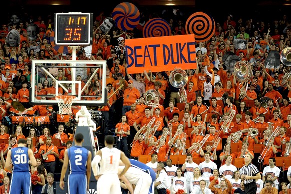 Allerlei Sachen zur Ablenkung haben die Fans der Virginia Cavaliers mit dabei: Ein Orchester, Drehräder, Spruchbänder und Gesichter auf Karton sollen dafür sorgen, dass der Mann beim Freiwurf weiche K ...