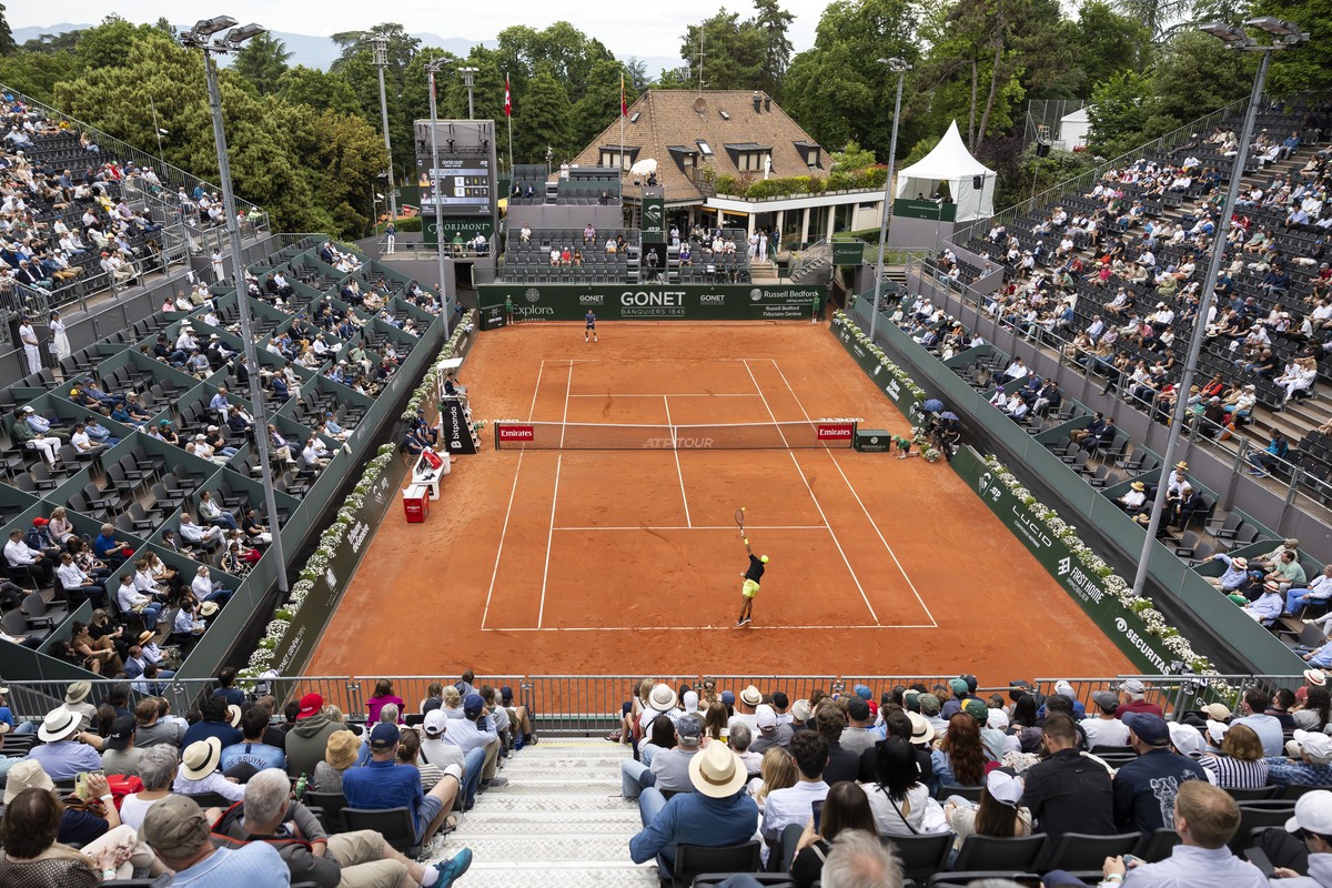 epa12116958 Learner Tien (bottom) of the US in action during his singles round of 32 match against Kei Nishikori of Japan at the Geneva Open tennis tournament, in Geneva, Switzerland, 19 May 2025. EPA ...