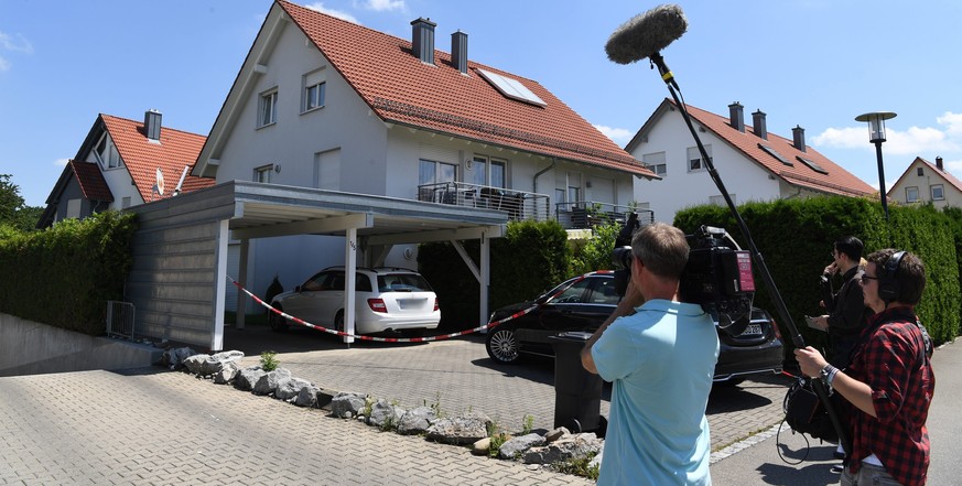 Ein TV-Team vor dem Haus, in dem die Tragödie geschah.