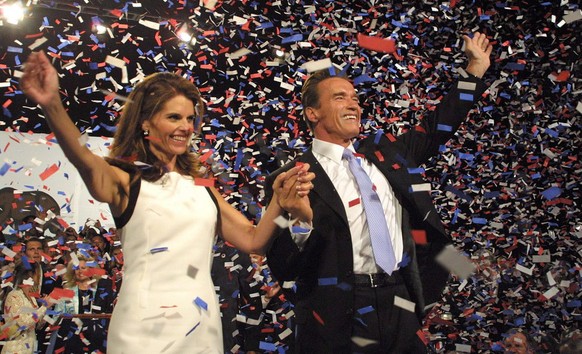 epa02725438 (FILES) California Governor elect Arnold Schwarzenegger and his wife Maria Shriver are showered with confetti following his acceptance speach in Los Angeles, California, USA, on 07 October ...