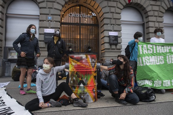 Menschen der Gruppierung von &quot;Rise Up for Change&quot; besetzten unter dem Motto &quot;Transparenz aller Finanzfluesse&quot; den Paradenplatz mit den Privatbanken Credit Suisse und UBS, aufgenomm ...