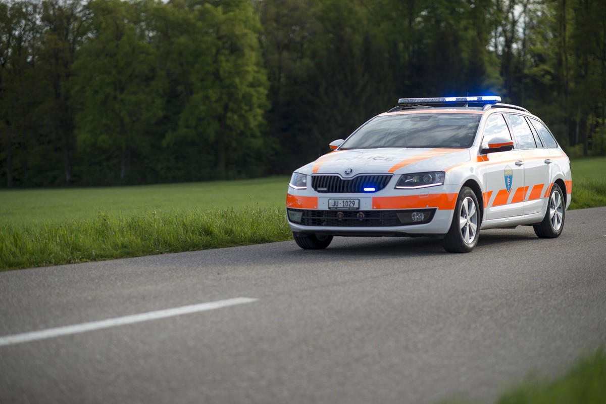 Une voiture de la Police cantonale jurassienne roule avec avec feu bleu ce jeudi 30 avril 2015 a Porrentruy. (KEYSTONE/Stefan Meyer)

Ein Polizeiauto der Kantonspolizei Jura faehrt mit Blaulicht, am 3 ...