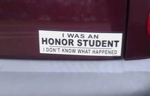 Okay bei diesen Autoaufklebern mussten wir lachen. 
https://pleated-jeans.com/2024/09/18/hilarious-bumper-stickers/