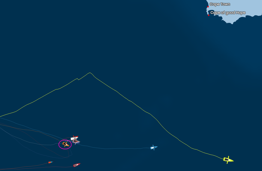 Hier wurde Escoffiers Signal letztmals registriert. Rechts von seiner Yacht sind die vier Segler, die ihm zur Hilfe eilten, ganz rechts der Führende Charlie Dalin.