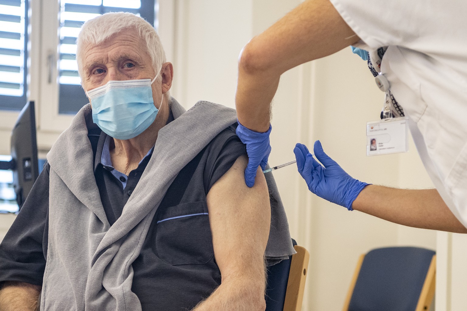 Der 80 jaehrige Max Clapasson aus Altdorf wird als erste Person im Kanton Uri mit dem Impfstoff von Pfizer Biontech gegen Corona geimpft, im Kantonsspital Uri in Altdorf, am Montag, 4. Januar 2021. (K ...
