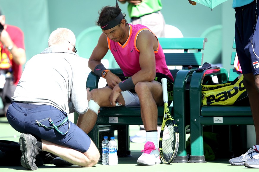 Schon im Halbfinal gegen Chatschanow musste sich Nadal am Knie behandeln lassen.