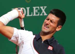 Gegen Federer spielte Djokovic mit einem eingebundenen Unterarm.