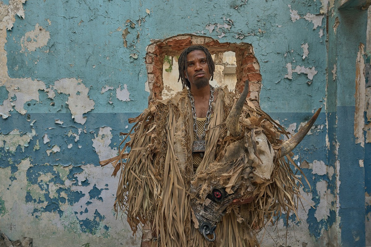 Cudjoe East refuses to return the Connaught family
inheritance, claiming to be a 300-year-old slave who used
to work at Hope Hill. Meanwhile, Oliver uncovers some
damning family history and struggles  ...