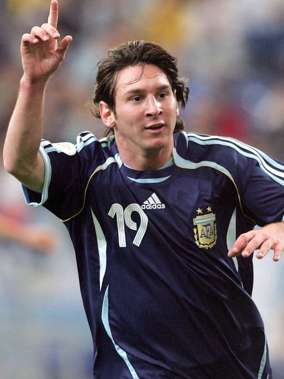 Lionel Messi nach seinem 1. WM-Tor (2006 gegen Serbien-Montenegro) und dem 18. (gegen Österreich 2026).