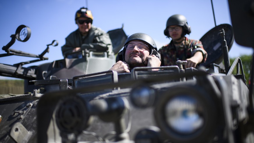 Familie Keller faehrt aus mit ihrem Panzer M113, am Panzer- und Armeefahrzeugtreffen, am Freitag, 11. Mai 2018, in Buerglen. Beim Panzertreffen fuehren sowohl Private wie auch die Schweizer Armee Fahr ...