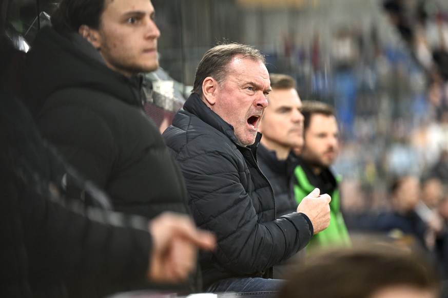 Head Coach Heinz Ehlers (SCB) schreit hinter der Bande, im Eishockey Spiel der National League zwischen HC Davos, HCD und SC Bern, SCB, am Sonntag, 12. Oktober 2025, in der zondacrypto-Arena in Davos. ...