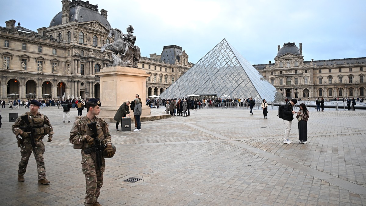 Soldiers patrol as people queue to enter the Louvre museum that remains closed for the day after Sunday's jewels robbery, Monday, Oct. 20, 2025 in Paris. (AP Photo/Emma Da Silva)
France Louvre