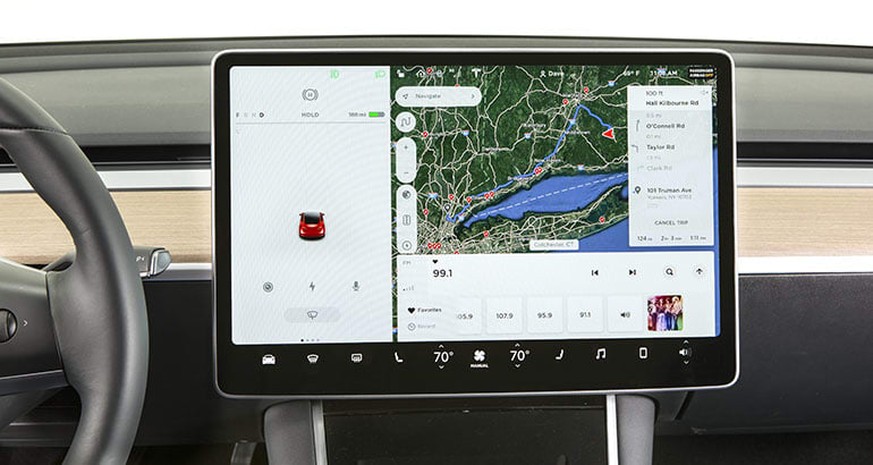 Der zentral angeordnete Touchscreen im Tesla Model 3. Fast alles wird per Display eingestellt.