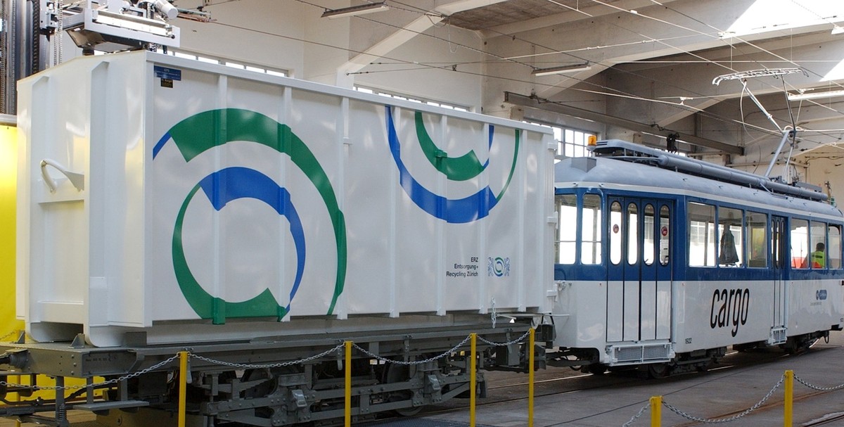 Das neue Zuercher Cargo Tram mit dem Sperrgutanhaenger, aufgenommen am Montag, 14. April 2003 in Zuerich. Die Verkehrsbetriebe Zuerich VBZ und die Entsorgung und Recycling Zuerich ERZ stellen mit dem  ...