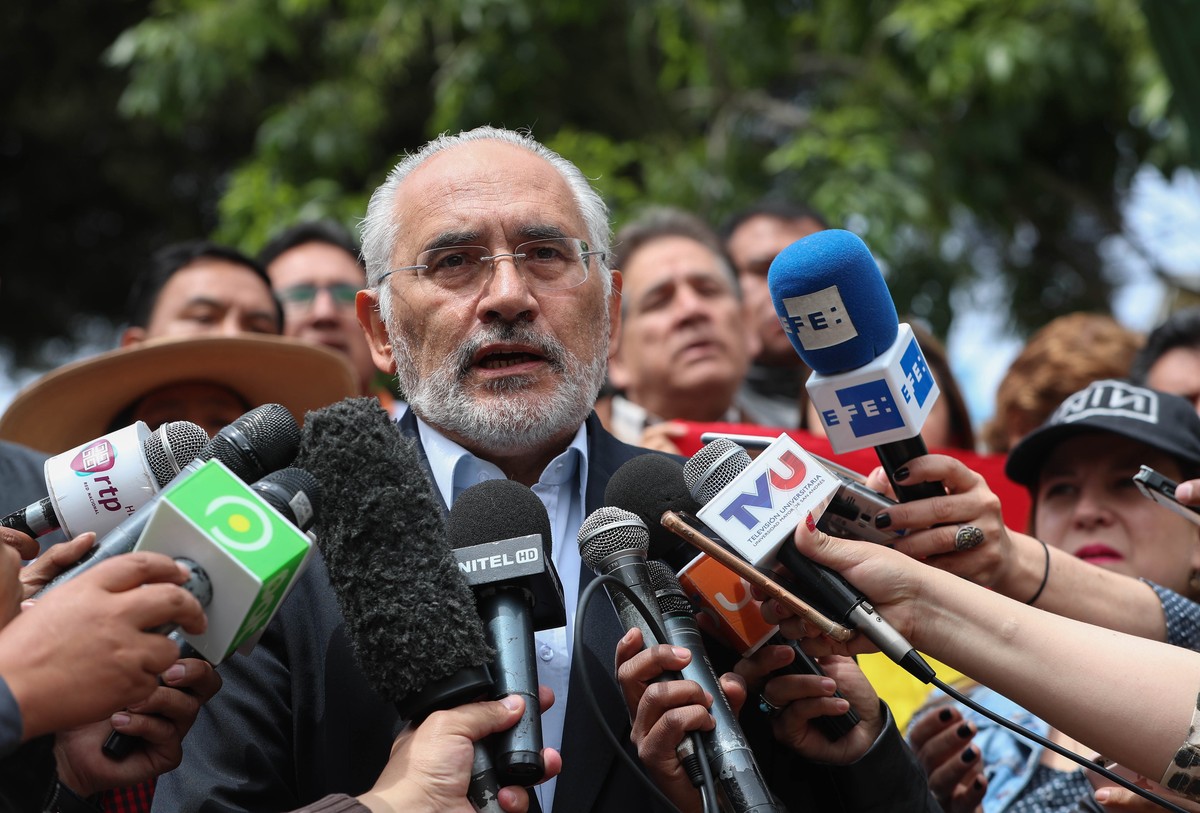 epa07986610 Bolivian former President Carlos Mesa speaks to the media in La Paz, Bolivia, 10 November 2019. Mesa said that Bolivia's President Evo Morales must be unable to run for election again ...